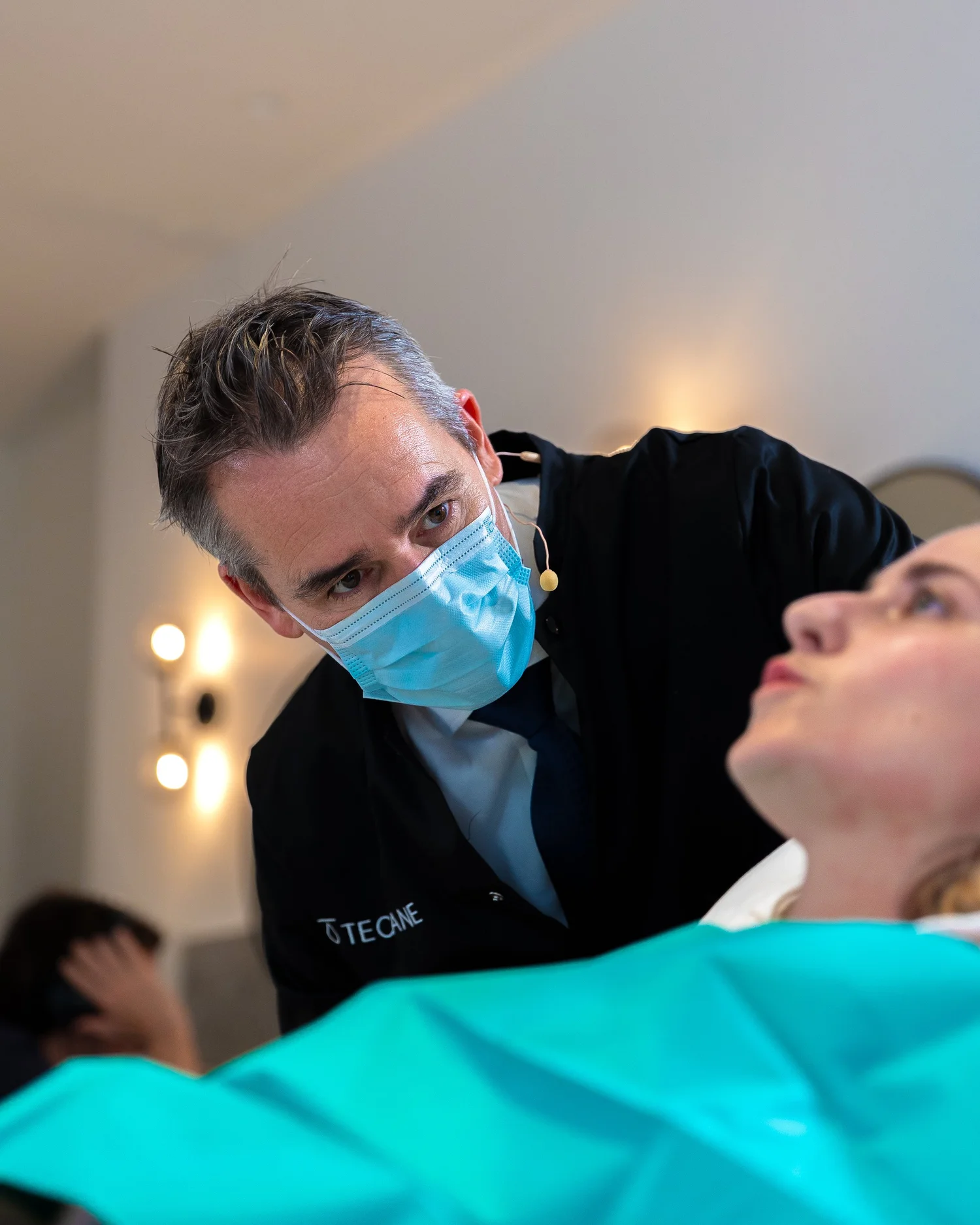 Praticien réalisant une injection esthétique sur une modèle lors d'un atelier